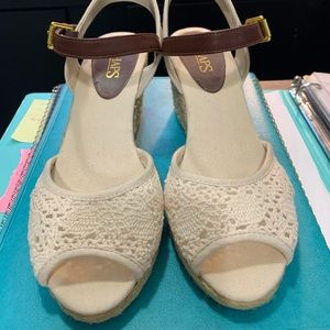 Chaps Ralph Lauren size 8 peep toe wedges